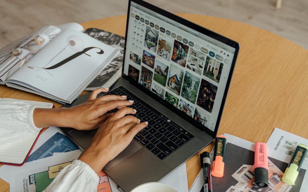 búsqueda de masajista adecuado en Internet, usando una laptop