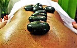 piedras calientes sobre la espalda